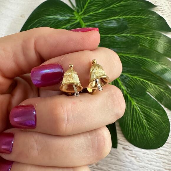 BOGO FREE AVON BELL CLIP ON EARRINGS - Picture 1 of 7